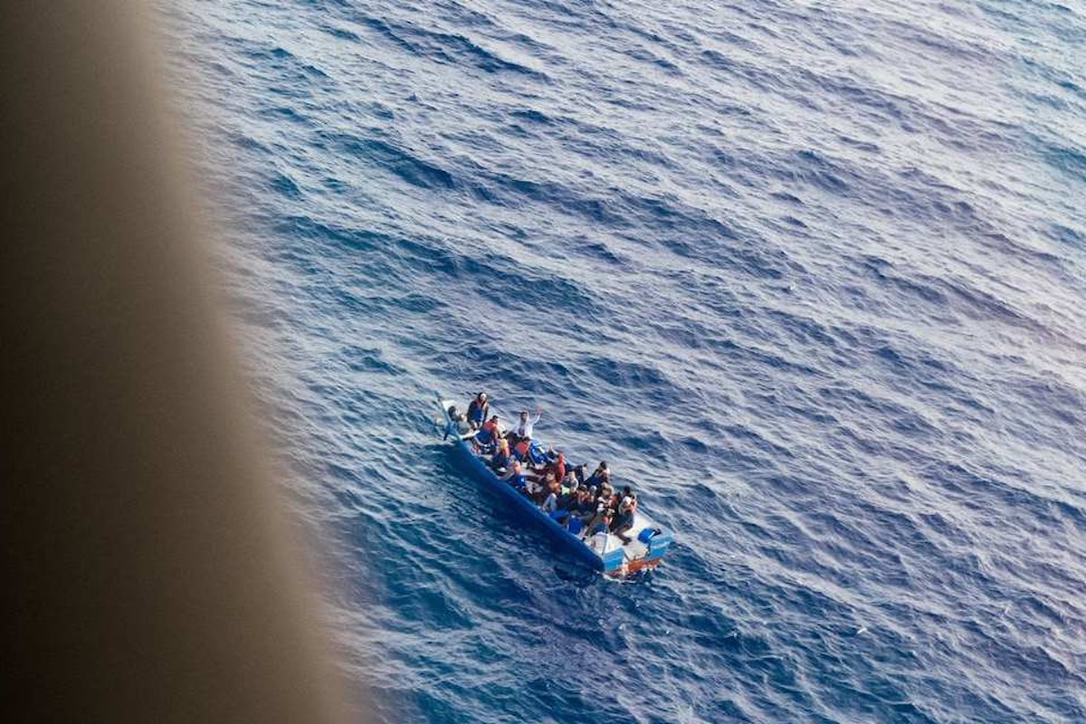 Alarm Phone: una barca con 20 migranti a bordo alla deriva al largo del confine tra Tunisia e Libia