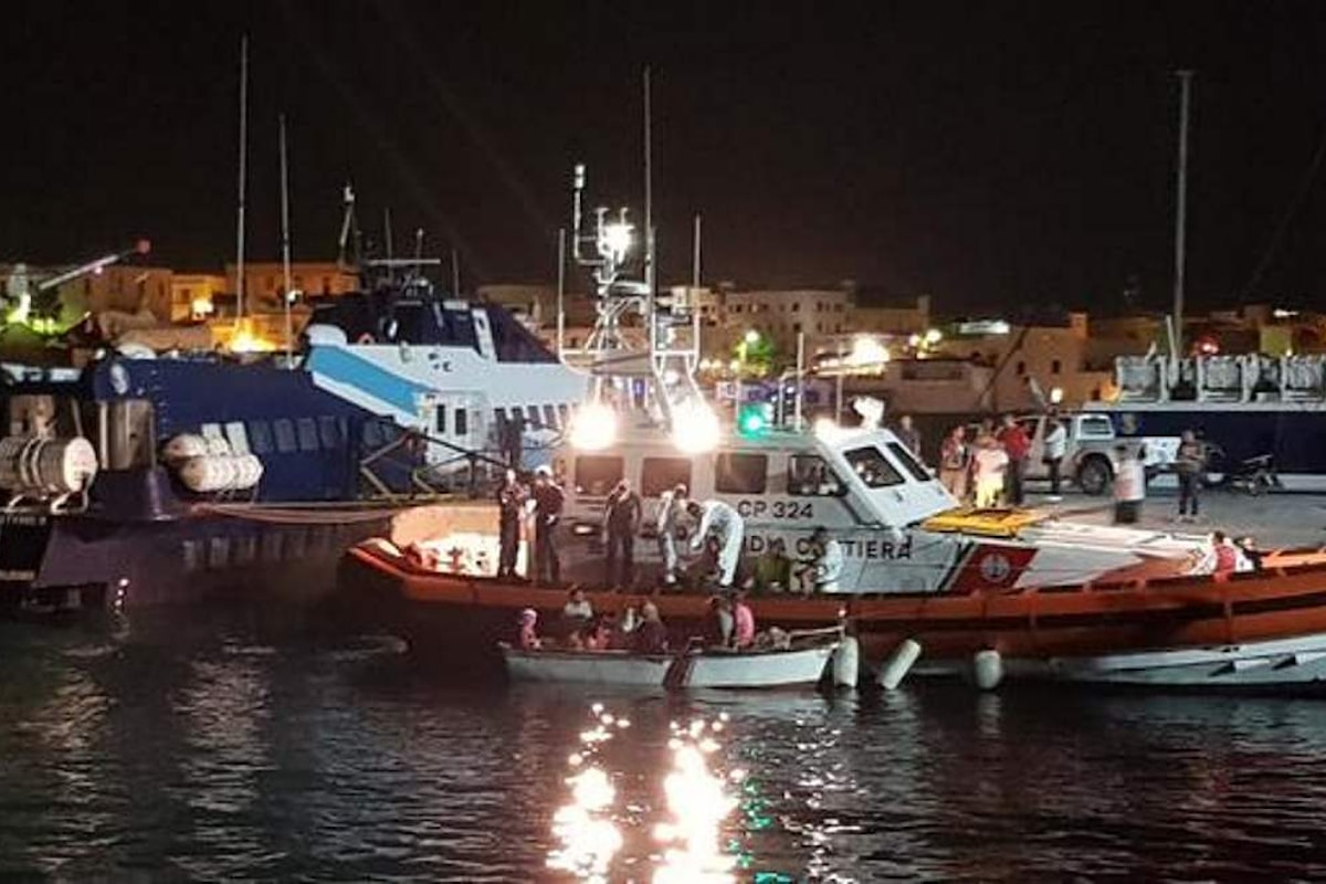 Altri 64 migranti sono sbarcati a Crotone nonostante Salvini dica che i porti sono chiusi