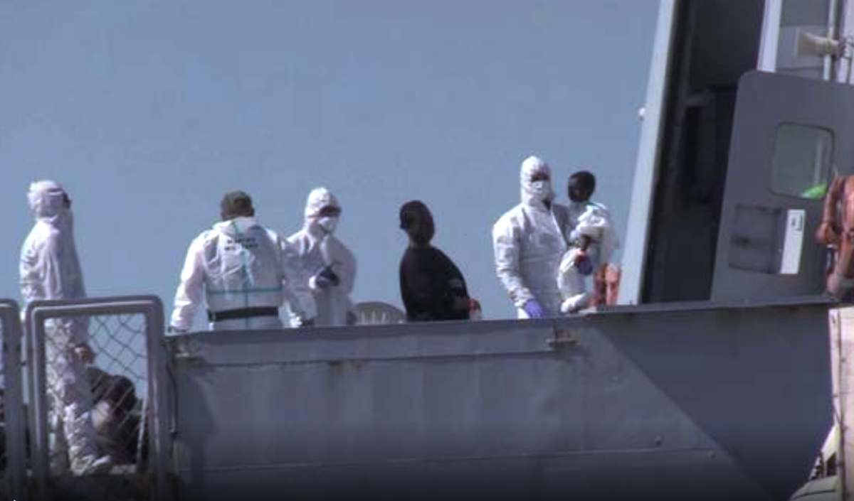 Dopo lo sbarco a Genova dei migranti sul Cigala Fulgosi, si riaccendono le polemiche sul ritardo nei soccorsi da parte della nave della Marina
