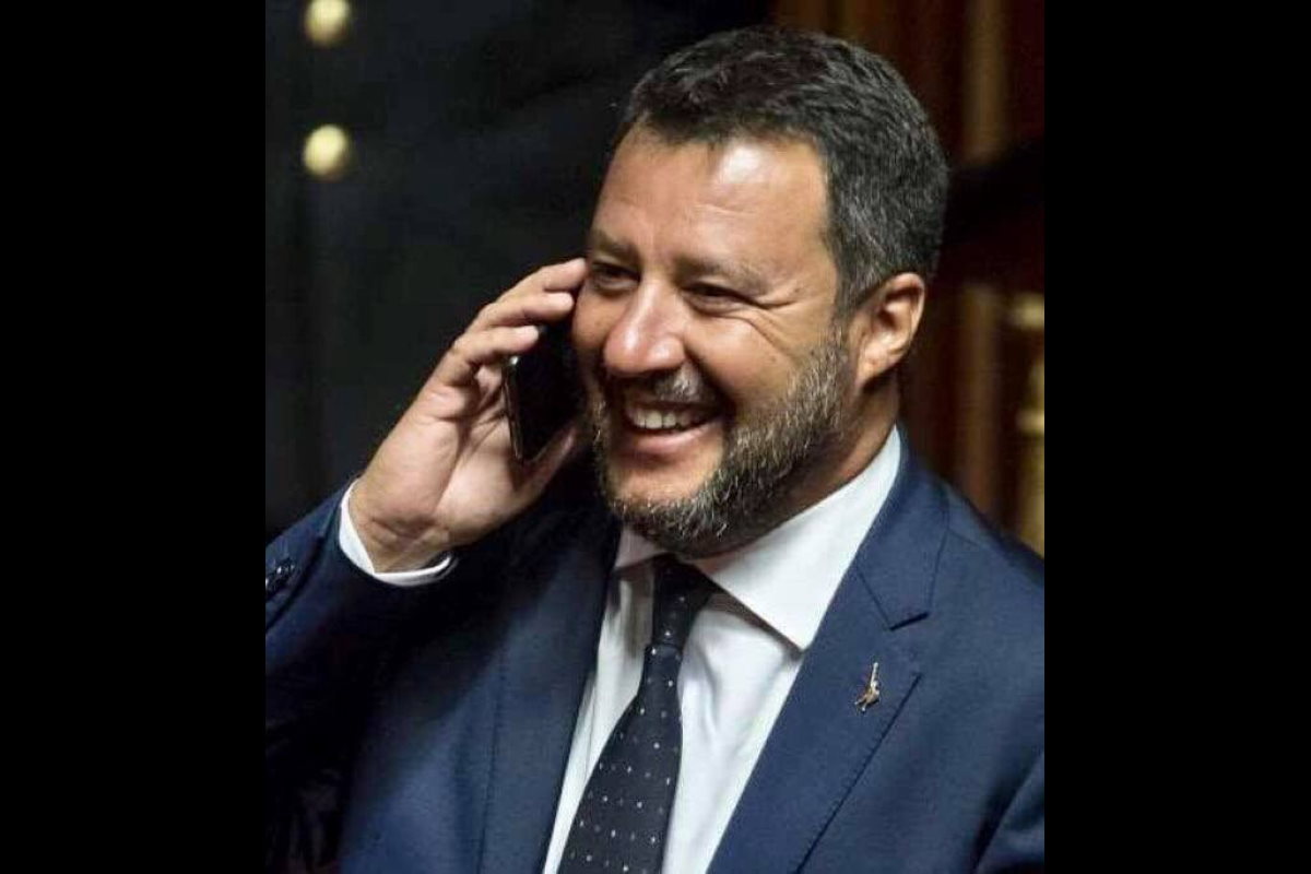 Taglio no, taglio sì... lo schizofrenico Salvini evidentemente crede di essere sostenuto da degli imbecilli