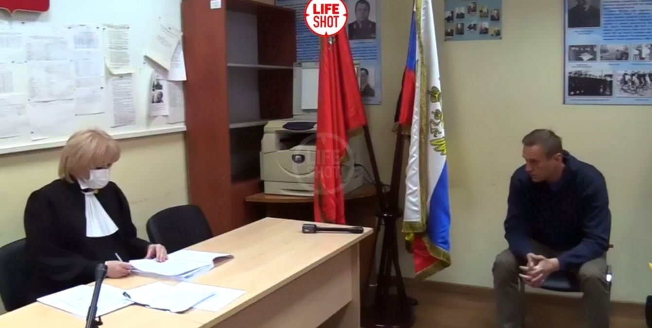 Navalny in arresto per 30 giorni invita i russi a scendere in piazza