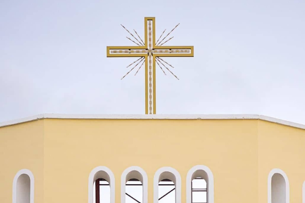 Nuova Croce dorata per la chiesa di Porto Cesareo.