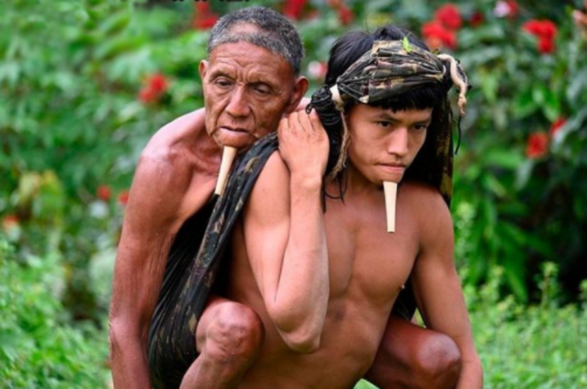 È diventata virale la foto di un indigeno dell'Amazzonia che trasporta il padre sulle spalle per farlo vaccinare
