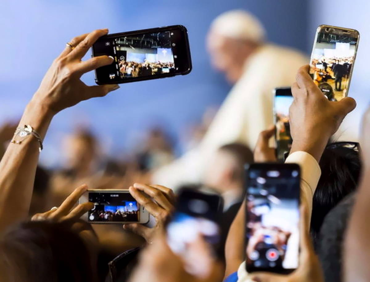 Papa Francesco: al tempo dei social non siamo più capaci di ascoltare, ma solo di origliare