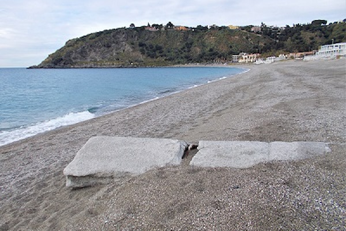 Milazzo (ME) – Una cloaca in piena spiaggia