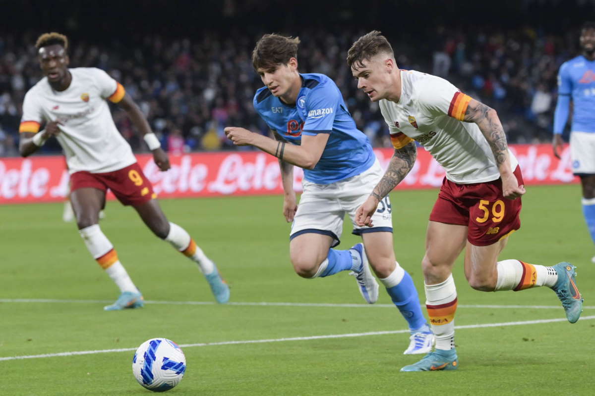 La Roma pareggia 1-1 al Maradona e il Napoli lascia la lotta scudetto a Inter e Milan