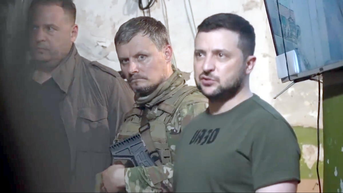 Ucraina, peggiora la situazione a Severdonetsk mentre Zelensky fa visita alle truppe impegnate sul fronte est