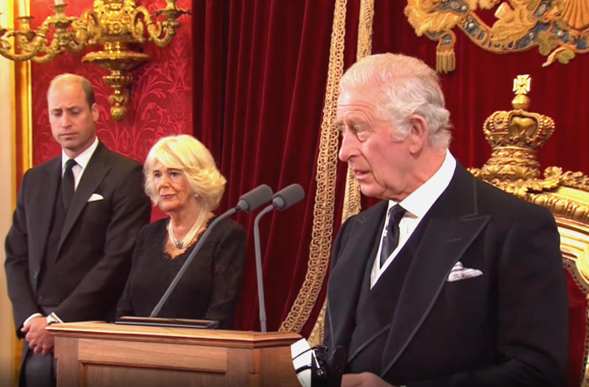 In una cerimonia trasmessa per la prima volta in tv Carlo III è stato proclamato re