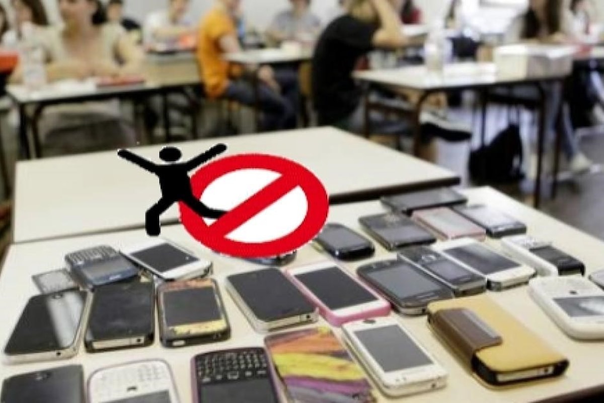 Con una circolare Valditara vieta l'utilizzo dei cellulari durante le lezioni