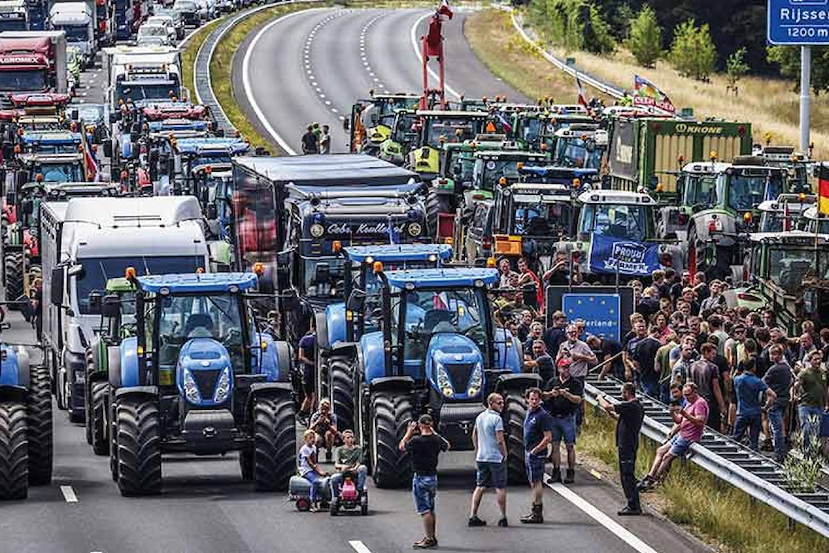 Il governo olandese vuole far chiudere 3mila fattorie, ma gli agricoltori non mollano