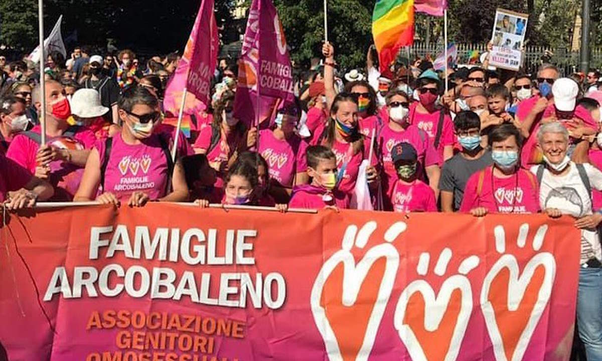 Perché le famiglie arcobaleno hanno esultato alla sentenza del Tribunale di Milano del 23 giugno?