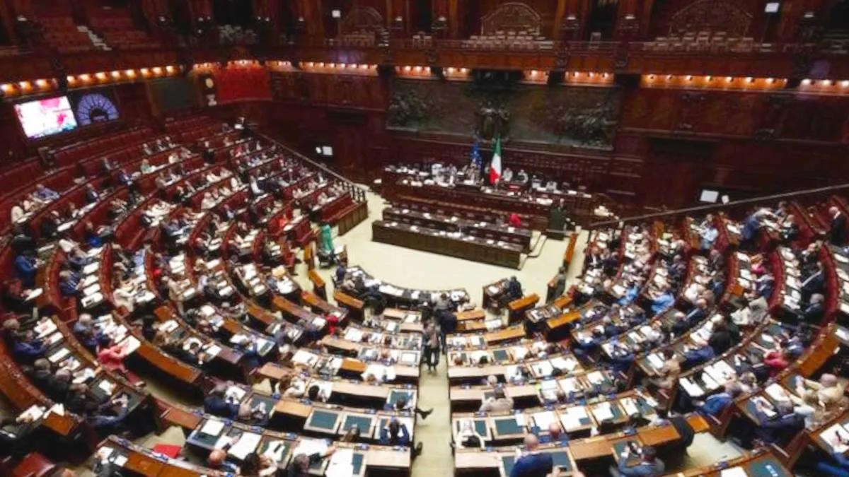 La Camera sospende la discussione sul salario minimo: la maggioranza applaude, l'opposizione protesta
