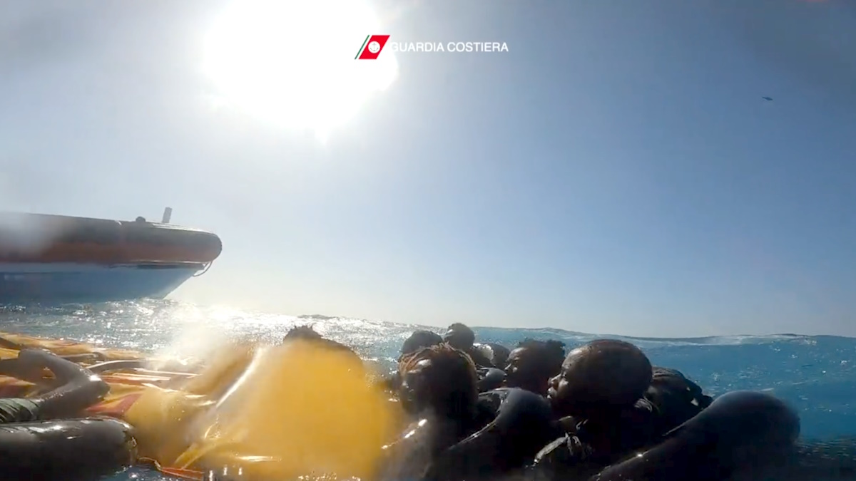 Salvataggio di migranti a Lampedusa: 57 persone salvate, ma 30 ancora disperse