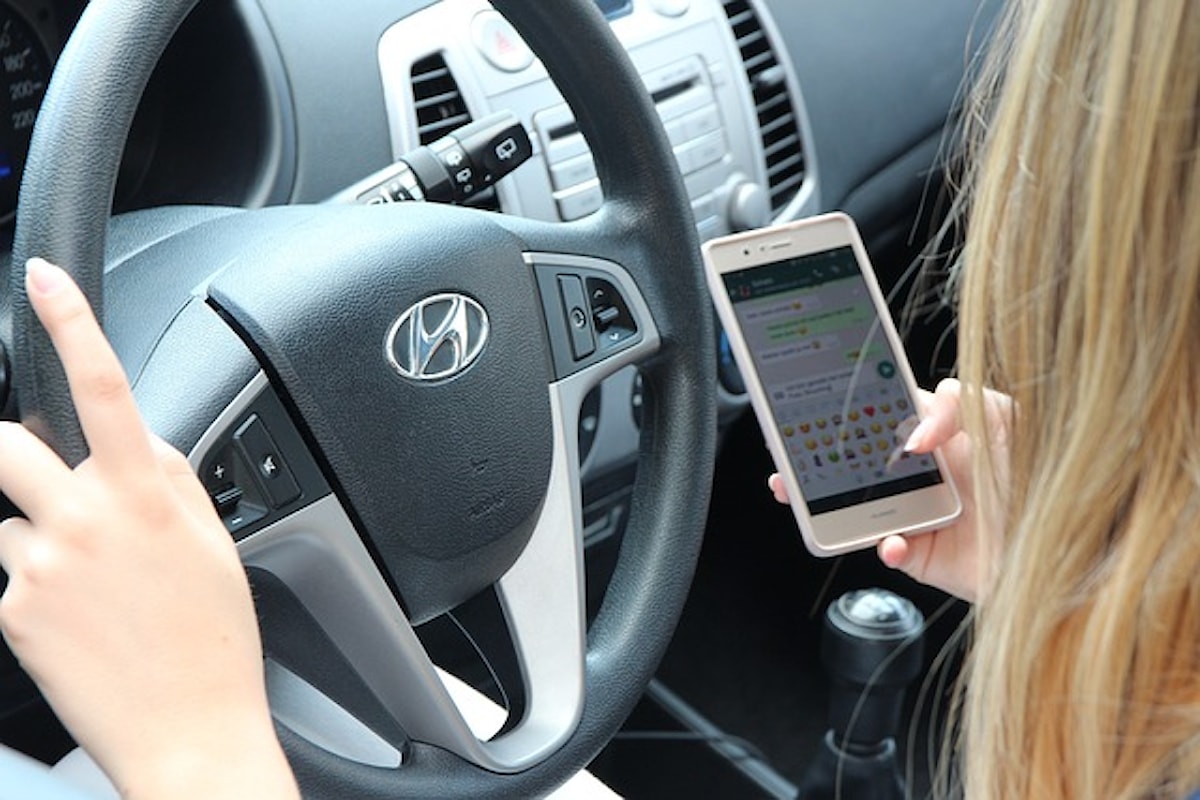 Sanzioni più severe per guida con smartphone