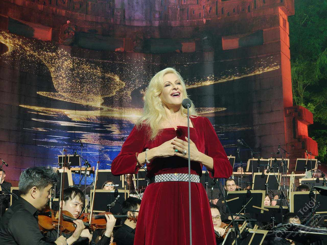 CHIARA TAIGI - Il Canto che unisce Oriente e Occidente - Imponente successo al Nanjing Forest Music Festival 2023 - Nella Festa della Luna la Lirica riempie anfiteatro a Nanjing