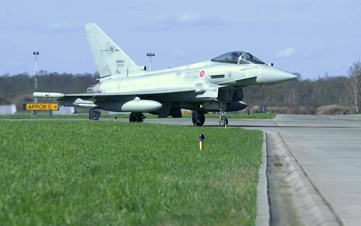 Eurofighter dell'Aeronautica Militare decollati dalla Polonia hanno intercettato due aerei russi nel Mar Baltico