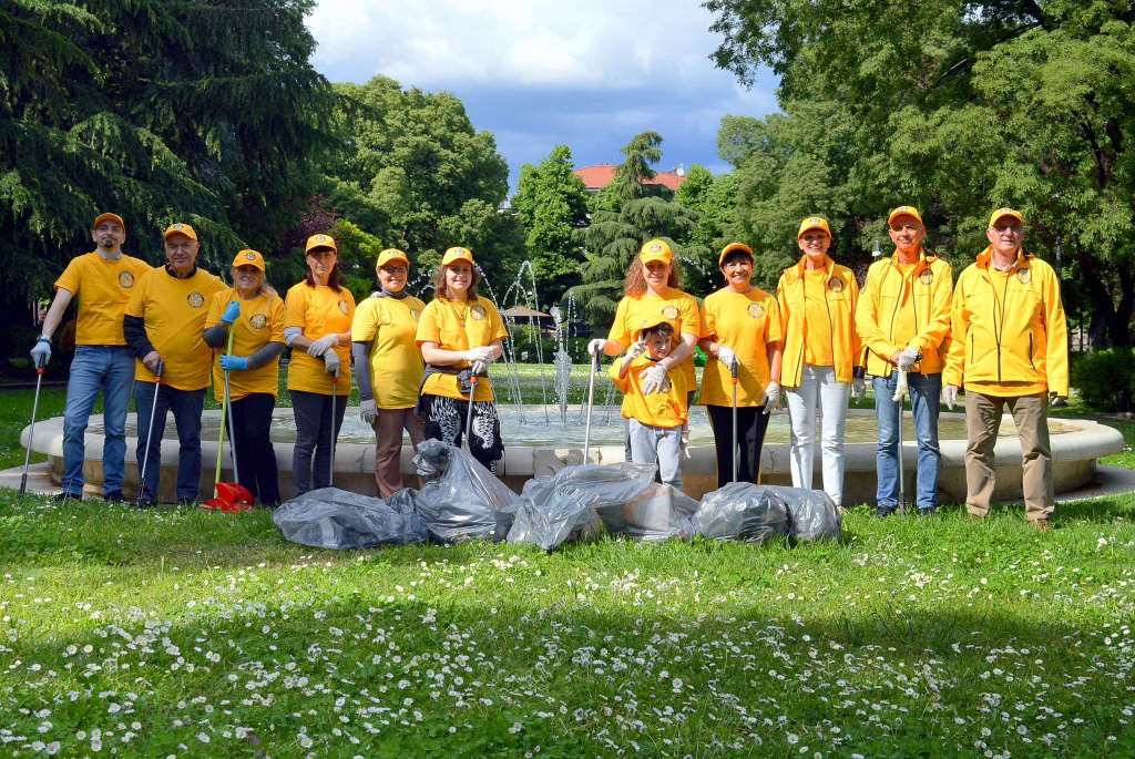 Brescia: Volontari di Scientology al lavoro nel parco