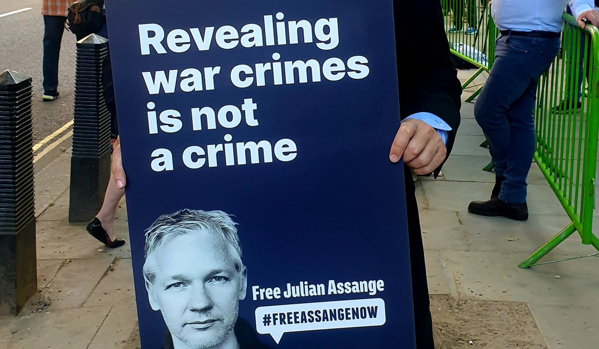 Niente estradizione per Assange: l'Alta Corte ha deciso che può presentare appello