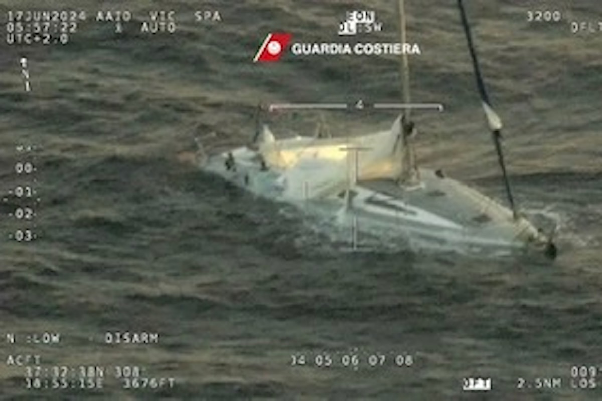 La Guardia Costiera impegnata nelle ricerche di dispersi nel naufragio di una barca a vela con migranti a bordo