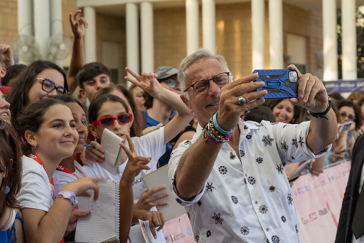 Paolo Bonolis, a Giffoni, si presenta in 60 secondi: un vero show per i ragazzi