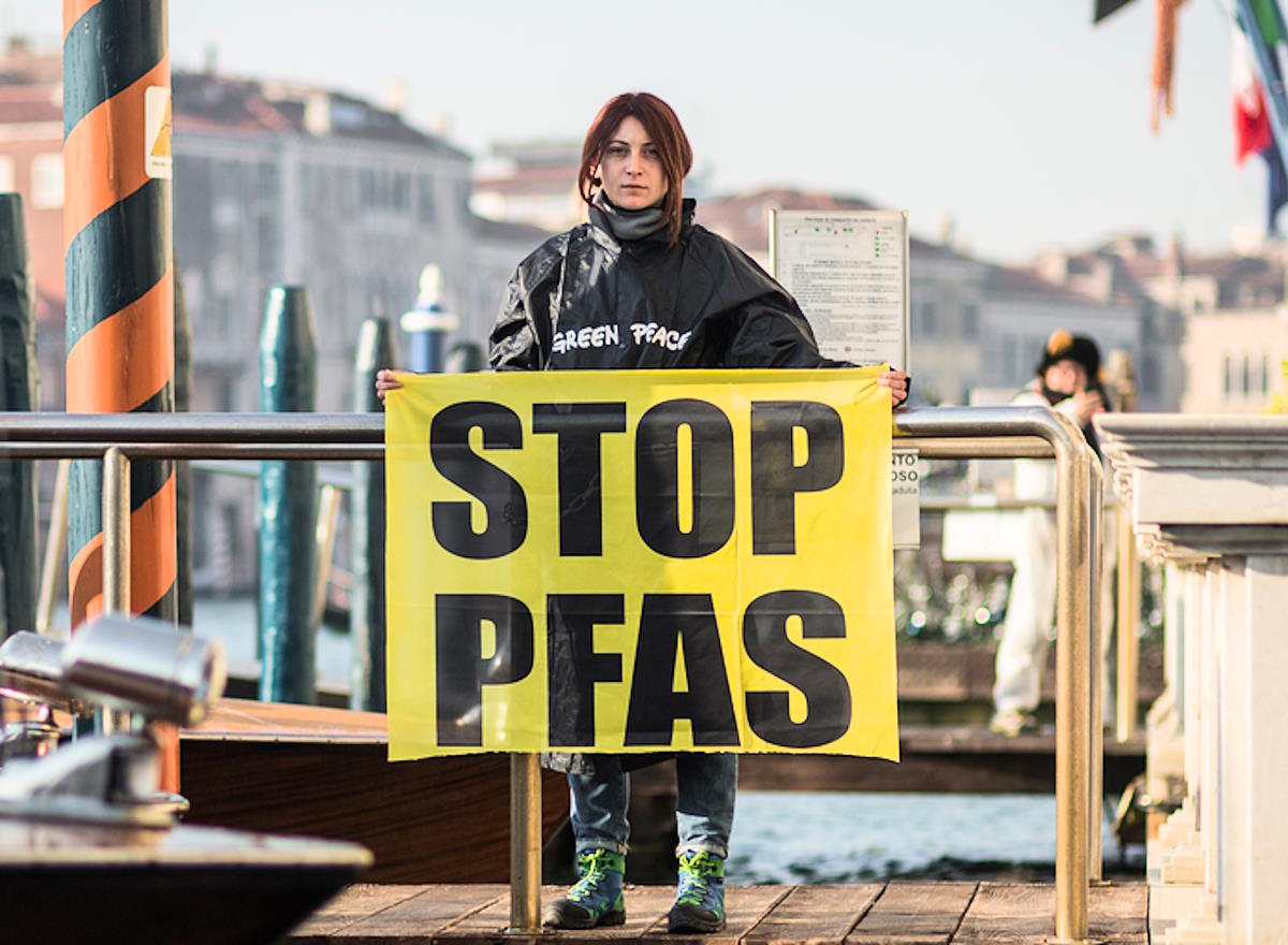 Parte dalla Toscana la spedizione di GREENPEACE contro i PFAS per ACQUE SENZA VELENI