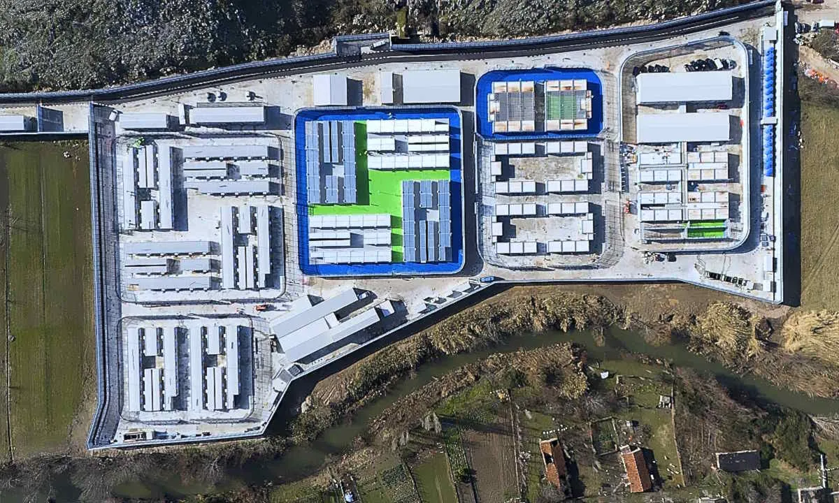 Gjadër: la nuova frontiera del confinamento migratorio italiano