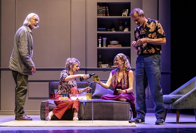 Vicini di casa: Una Riflessione sulle Inibizioni e gli Amori Nascosti. Teatro Manzoni