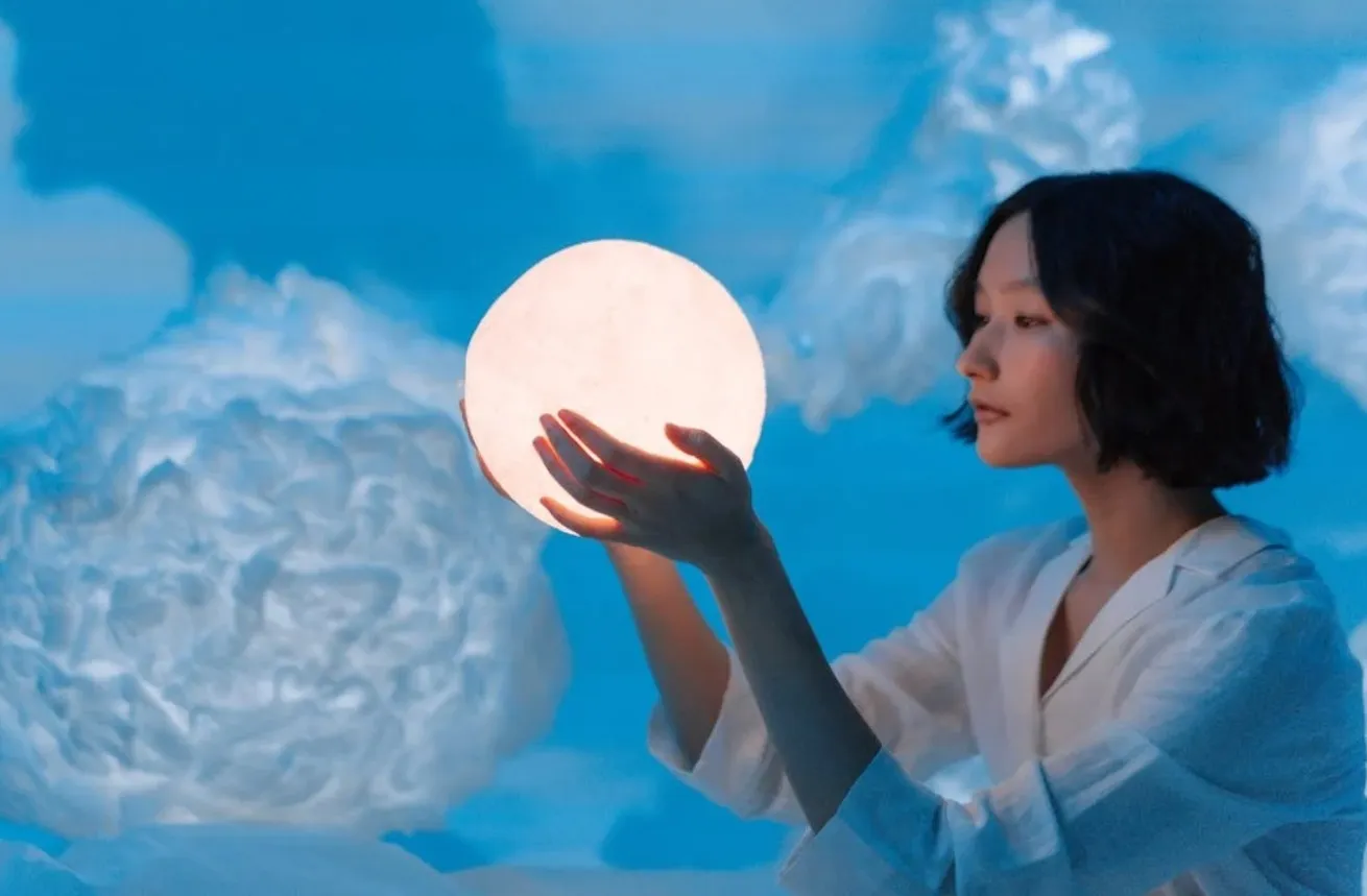 Un'Immersione Emozionale: La Luna, i Ricordi e l'Eco di una Melodia