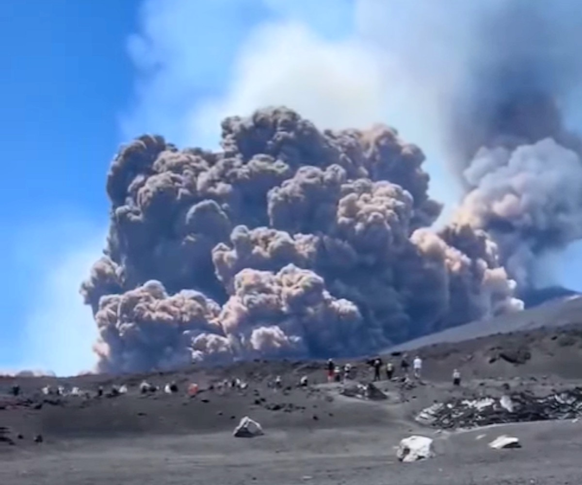 Dopo un'eruzione collassa parte del fianco settentrionale del Cratere di Sud-Est dell'Etna. Fuggono i turisti, ma nessun pericolo per persone e abitazioni