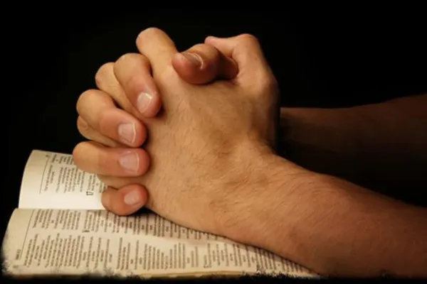 La patente per pregare. Ovvero: come la Chiesa ha scoperto che anche l'orazione necessita di una laurea di Davide R. D. Romano