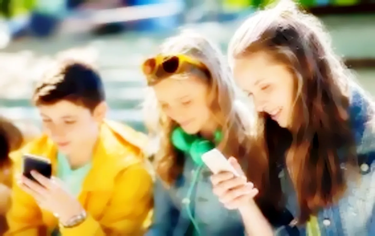 Adolescenti e dispositivi digitali: un legame sempre più ansiogeno secondo l’OCSE