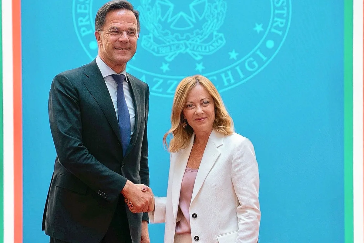 Meloni informa Rutte di voler obbedire a Trump: così gli italiani avranno meno diritti... ma più missili!