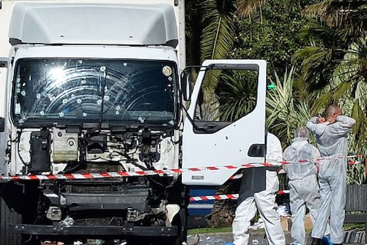 Terrore a Nizza nel giorno della Bastiglia. Camion in mezzo alla folla. Almeno 84 i morti