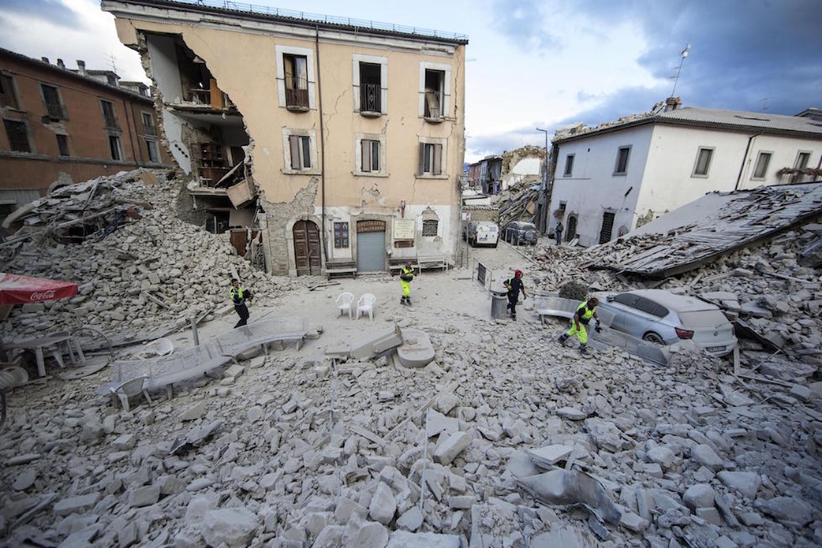 Centro Italia devastato da terremoto, case crollate e numerosi morti