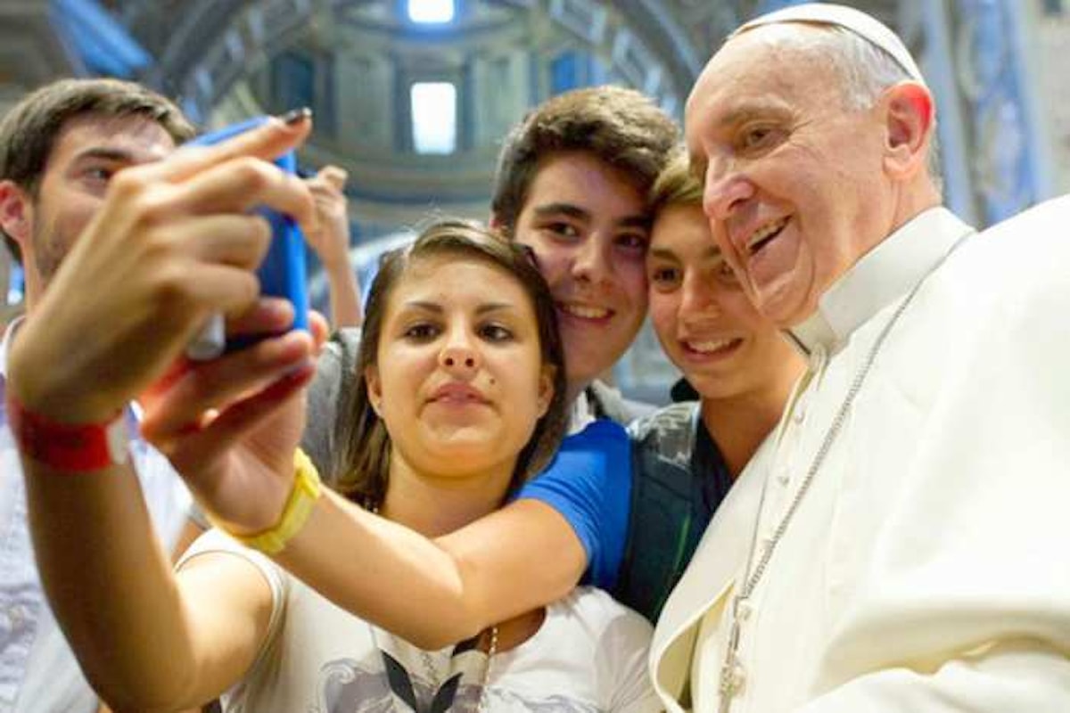 Il Papa confessa i giovani in piazza San Pietro