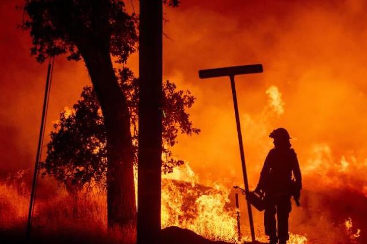 Gli incendi devastano anche gli Usa, sei le vittime per il fuoco che da una settimana devasta il nord della California