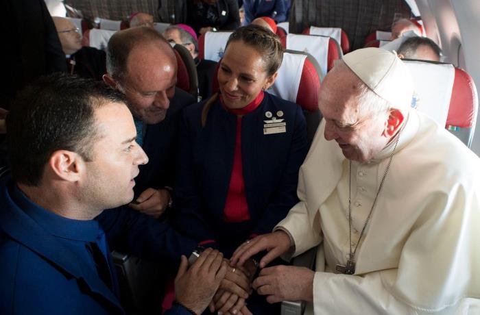 Cile. Il Papa celebra un matrimonio a 36mila piedi di quota