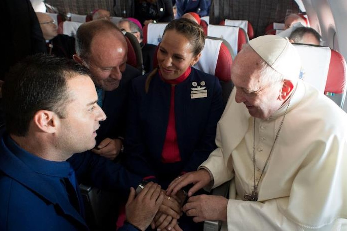Cile. Il Papa celebra un matrimonio a 36mila piedi di quota
