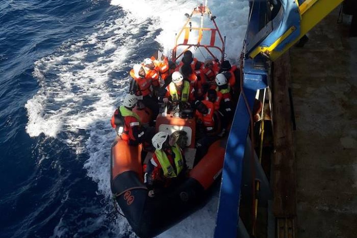 La nave Sea-Watch in attesa che l'Europa le indichi un porto dove sbarcare 33 migranti