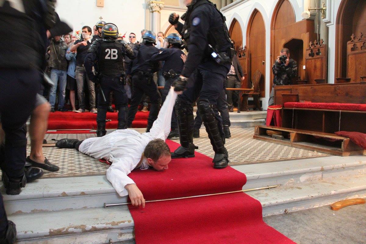 Parigi. La polizia assale i cattolici che si oppongono alla demolizione di una chiesa.
