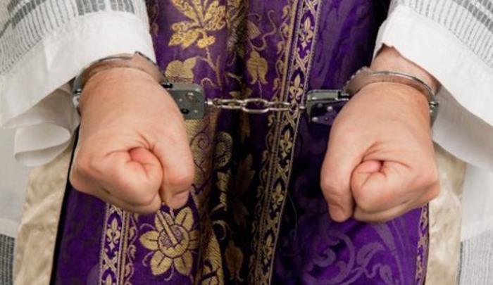 Arrestato, dopo aver rischiato il linciaggio, prete di Calenzano sorpreso seminudo in auto con una bambina