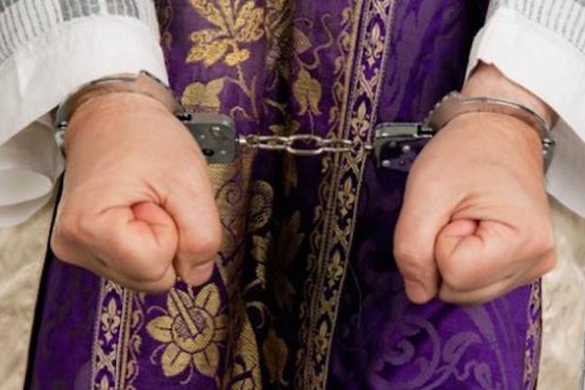 Arrestato, dopo aver rischiato il linciaggio, prete di Calenzano sorpreso seminudo in auto con una bambina