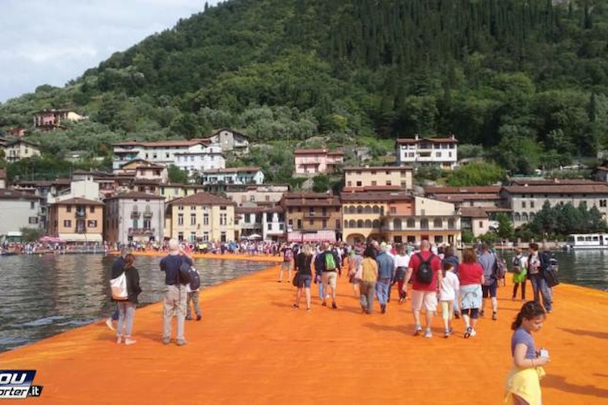 Grazie a Christo si può camminare sulle acque del lago d'Iseo