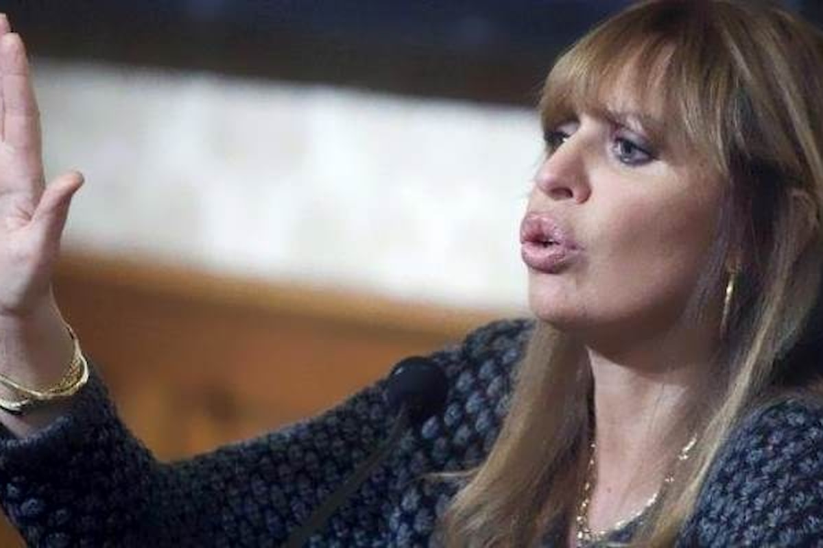 Alessandra Mussolini: denuncio chi offende mio nonno