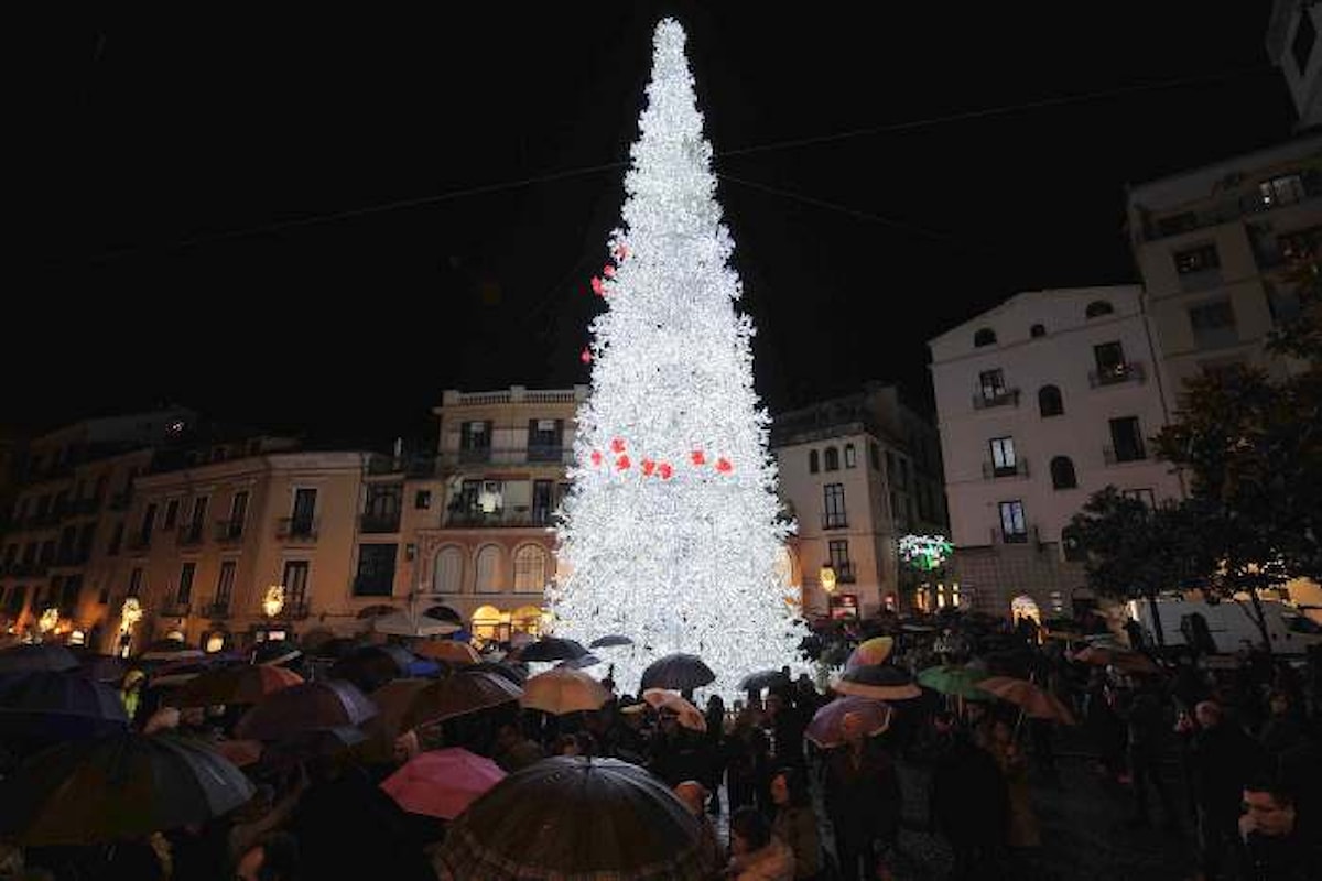 Salerno paga novemila euro a Manuela Arcuri per accendere l'Albero di Natale