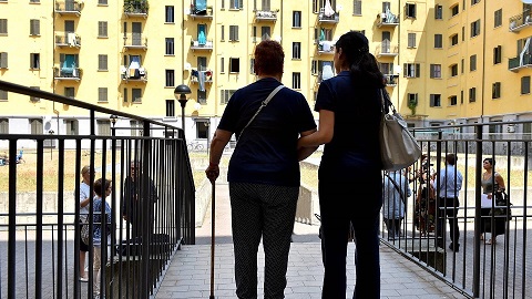 In Italia almeno 170.000 giovani caregiver (che si prendono cura di un famigliare non autosufficiente)